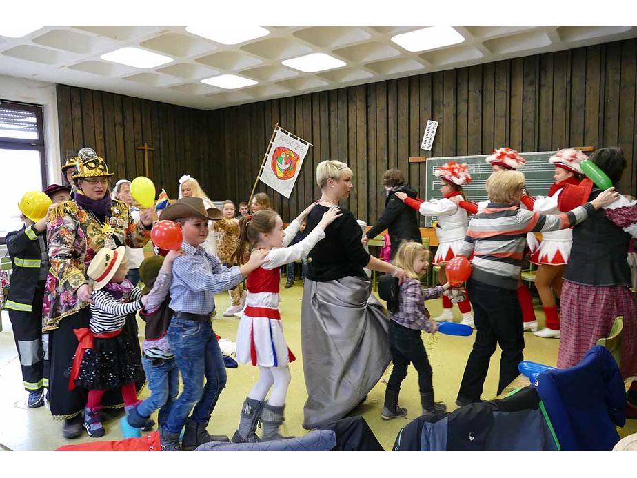 Naumburger Prinzenpaare mit Hofnarren besuchen den Kindergottesdienst (Foto: Karl-Franz Thiede)